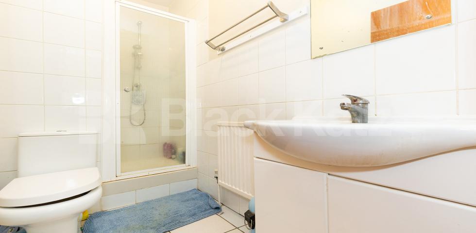 			TOP FLOOR OF A PERIOD CONVERSION, 1 Bedroom, 1 bath, 1 reception Flat			 Regina Road, STROUD GREEN